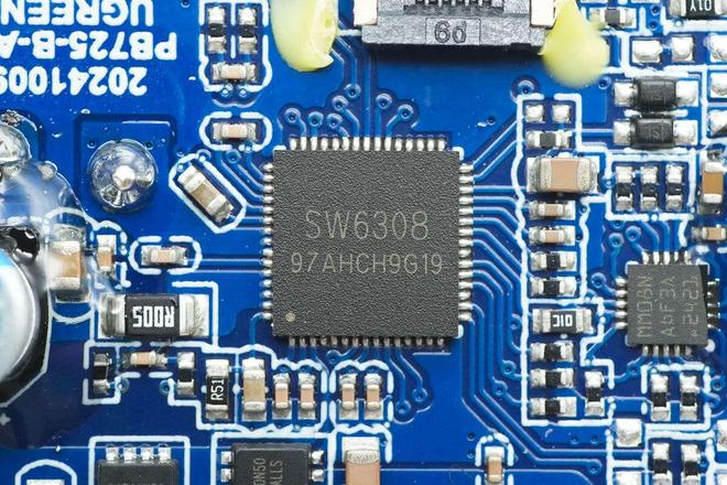 SOC方案绿联100W大功率快充移动电源拆解冰球突破豪华版app内置智融科技SW